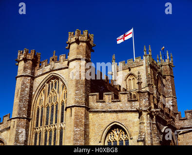 Die Flagge von St. George, auch bekannt als die englische Flagge, fliegen aus den zentralen Turm St. Bartholomäus-Kirche, Crewkerne, Somerset, England, UK. Stockfoto