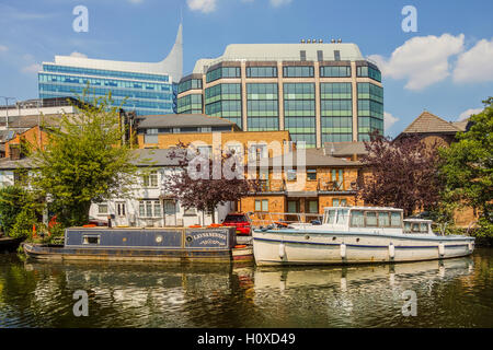 Kahn und Boot auf dem Kennet & Avon Kanal Reading Berkshire, UK Stockfoto