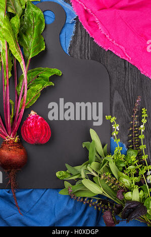 Schneiden von Rüben und ein Bouquet von Kraut auf eine Tafel Draufsicht mit Textfreiraum Stockfoto