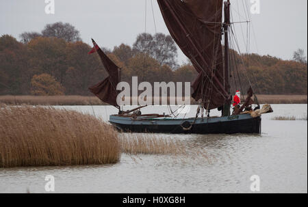 Ankunft in Snape Maltings auf das Segeln Schiff Cygnet Weihnachtsmann Stockfoto