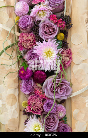 Kaskade von angeordneten violetten Blüten in einer Blumenkunst-Anzeige im Herbst Harrogate Blumenausstellung. Harrogate, North Yorkshire, England Stockfoto