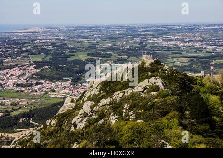 Die maurische Burg aus der Pena-palast in Portugal gesehen, in der Nähe von Lissabon Stockfoto