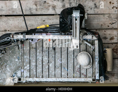 Frühzeitig leer hängenden ruht auf Gerüsten mit einigen Baumaschinen und einen harten Hut drauf. Stockfoto