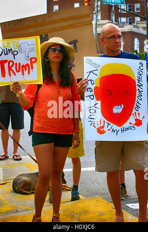 Black lebt Angelegenheit Anti-Trump Fans auf einem Donald Trump-Kongress in Asheville, NC Stockfoto