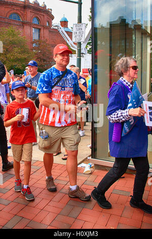Trumpf-Fans bei einem Treffen außerhalb der Convention Center in Asheville, NC Stockfoto