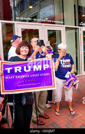 Trumpf-Fans bei einem Treffen außerhalb der Convention Center in Asheville, NC Stockfoto