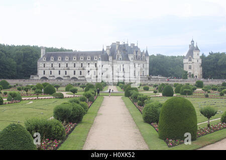 Schloss Chenonceau auf Loiretal, Frankreich, vom Garten aus gesehen Stockfoto