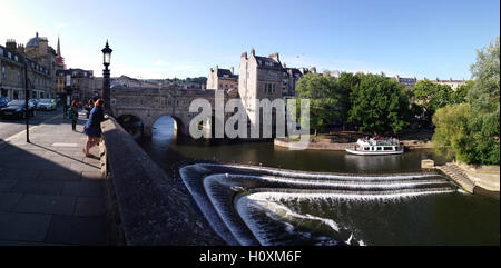 Die Pulteney Bridge in Bath, England, aus der Entfernung Stockfoto