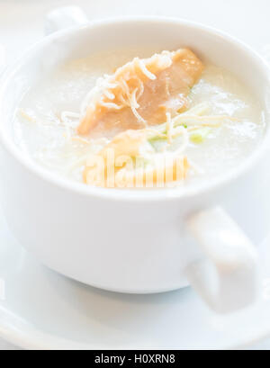 Congee Reisbrei mit Schweinefleisch Stockfoto