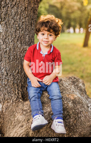 Kleine Jungen spielen im Park. Porträt Stockfoto