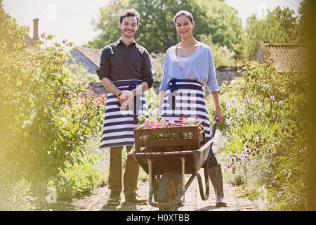 Porträt Pflanze Kindergärten Arbeiter Schubkarre Blume Stockfoto