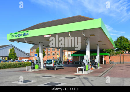 Co-op Benzin Tankstelle garage angrenzenden Supermarkt Auto & van Fahrer tanken Atherstone, Warwickshire, England Großbritannien verdeckt Nummernschilder Stockfoto