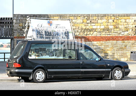 Portsmouth England UK Leichenwagen mit Werbung Veranstaltungen zu fördern, die am angrenzenden Tudor "quadratischen Turm" Veranstaltungsort wie Beerdigungen & Hochzeiten gehostet werden können Stockfoto