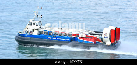 Blick hinunter auf Hovercraft Personenverkehr Freiheit 90 mit Geschwindigkeit betrieben von Hovertravel Überfahrt Solent Portsmouth Route nach Isle Of Wight, England UK Stockfoto