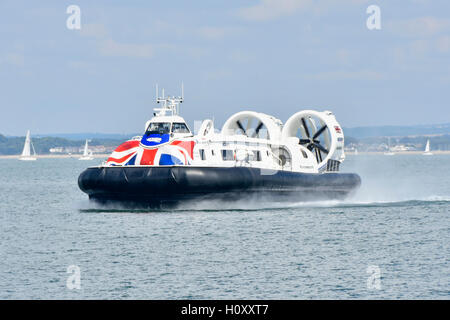 Isle Of Wight Hovercraft GH-2161 "Insel-Flyer" Transport Ankunft in Ryde nach der Überquerung der Solent mit Passagieren aus Portsmouth England uk Stockfoto