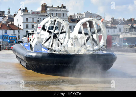 Hovercraft geparkt auf Ryde Stadtzentrum Strand Pol der Hovertravel öffentliches Verkehrsmittel Portsmouth nach Isle Of Wight, England UK über den Solent Stockfoto