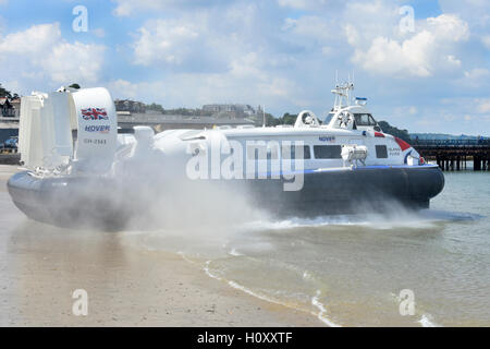 Personenverkehr Hovercraft GH-2161Island Flyer Abfahrt Ryde Isle Of Wight für Flug über Solent Wasser in Richtung Portsmouth Hampshire England UK Stockfoto