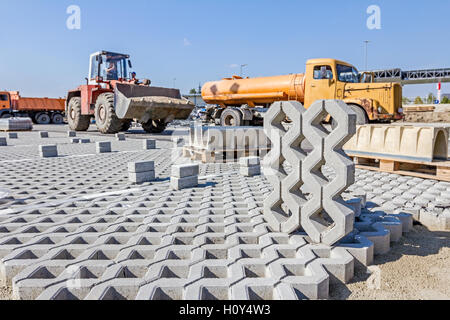 Symmetrisch und dekorative Betonfertigteile Form ist bereit, in Parklücke platziert werden. Stockfoto