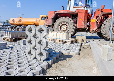 Symmetrisch und dekorative Betonfertigteile Form ist bereit, in Parklücke platziert werden. Stockfoto