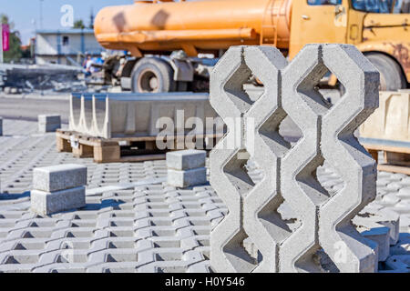 Symmetrisch und dekorative Betonfertigteile Form ist bereit, in Parklücke platziert werden. Stockfoto