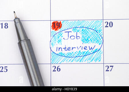 Job-Interview mit Erinnerung im Kalender mit blauen Stift. Stockfoto