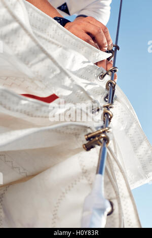 Vorbereitung vor dem Anheben Staysail segelt. Stockfoto