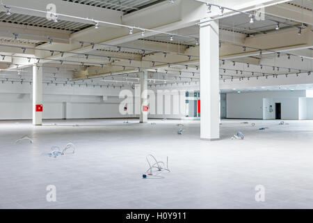 Red Fire Hydrant Schrank mit löschen Ausrüstung befindet sich auf einem Pfeiler in einem modernen Showroom im Business-Center. Architektur Stockfoto