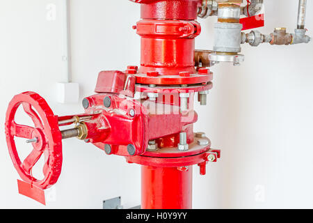 Hauptventil für Wasserversorgung, ist Systemsteuerung und Pipeline zur Brandbekämpfung in rot lackiert. Stockfoto