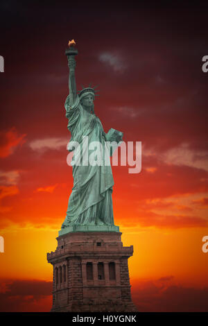 Freiheitsstatue vor dem Hintergrund der bunte Dämmerung Himmel Stockfoto