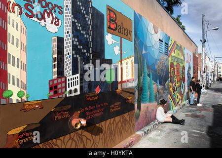 Das Clarion Gasse zwischen Mission und Valencia Street, Mission District, San Francisco, CA, USA mit Wandmalerei und Graffiti-Kunst. Stockfoto