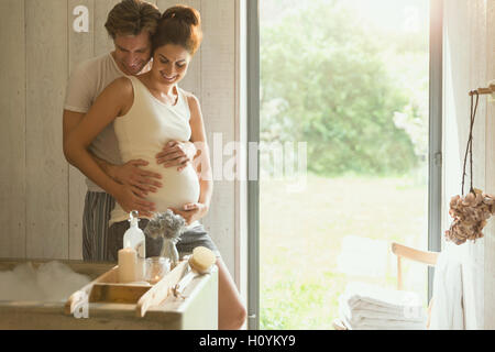 Liebe schwangere paar Vorbereitung Schaumbad Stockfoto