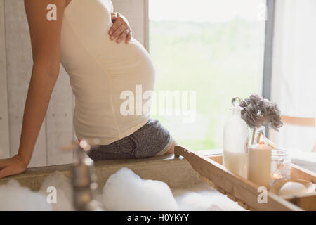 Schwangere Frau Vorbereitung Schaumbad Stockfoto