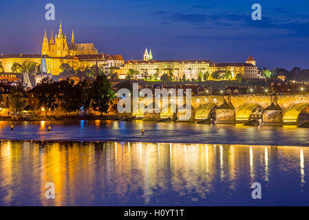 Blick auf die Moldau, Karlsbrücke und die Burg über. Prag-Tschechien-Europa Stockfoto