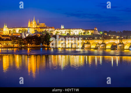 Blick auf die Moldau, Karlsbrücke und die Burg über. Prag-Tschechien-Europa Stockfoto