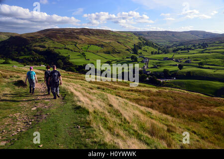 3 Wanderer auf der Pennine Way Langstrecken Fußweg über Keld im Swaledale in Yorkshire Dales National Park, England, Großbritannien. Stockfoto