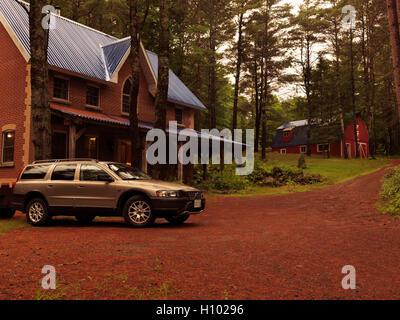 Ziegel-Landhaus oder Ferienhaus und Volvo XC70 Kombi Auto in Muskoka, Ontario, Kanada Landschaft Landschaft. Stockfoto