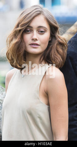 London, UK. 21. September 2016. Ella Purnell. Eigenartige treiben in London - Stars der neuen Tim Burton Film Miss Peregrine Hauses für besondere Kinder, Asa Butterfield und Ella Purnell, besuchen den Start des neuen Films in Potters Field Park. Sie sind gesellt sich ein Luftakrobat Sally Miller die ungewöhnlichen Fähigkeiten der Figur Emma Blooms Fähigkeit zu schwimmen ohne fremde Hilfe und ein Leben Wanderfalken, die Vogelgrippe Persona von Miss Peregrine, vor der Veröffentlichung des Films am kommenden Donnerstag zum Leben zu erwecken. Stockfoto