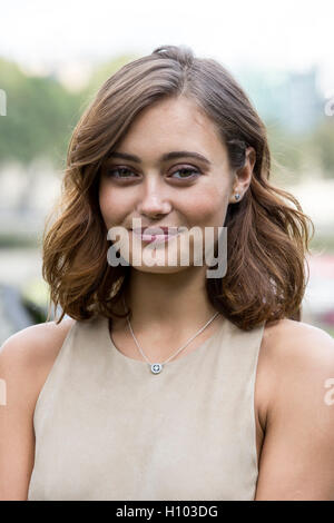 London, UK. 21. September 2016. Ella Purnell. Eigenartige treiben in London - Stars der neuen Tim Burton Film Miss Peregrine Hauses für besondere Kinder, Asa Butterfield und Ella Purnell, besuchen den Start des neuen Films in Potters Field Park. Sie sind gesellt sich ein Luftakrobat Sally Miller die ungewöhnlichen Fähigkeiten der Figur Emma Blooms Fähigkeit zu schwimmen ohne fremde Hilfe und ein Leben Wanderfalken, die Vogelgrippe Persona von Miss Peregrine, vor der Veröffentlichung des Films am kommenden Donnerstag zum Leben zu erwecken. Stockfoto