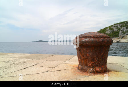 Rostiges Metall Bolard für großes Schiff festmachen. Stockfoto