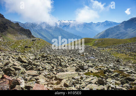 Stein-Feld mit einem tollen Blick auf Berge und Tal in Ponte di Legno, Case di Viso - Italien (Val Camonica) Stockfoto