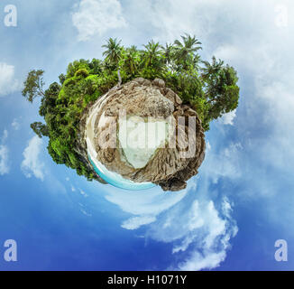 Kleine Planeten-Panorama am weißen Sandstrand Stockfoto