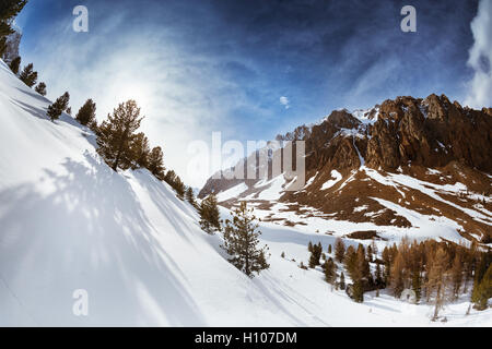 Schneebedeckte Berge Felsen bewölktem Himmel Stockfoto