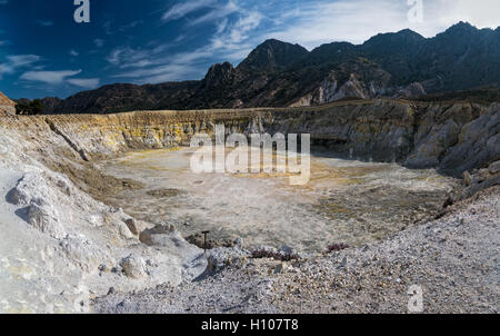 Panoramablick über den größten Krater des aktiven Vulkans in Nisyros Insel, Griechenland Stockfoto