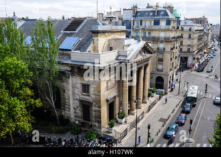 Paris, Frankreich. Blick vom Rue du Faubourg Saint-Honore mit der Kirche von Saint-Philippe-du-Roule, ein historisches Denkmal. Stockfoto