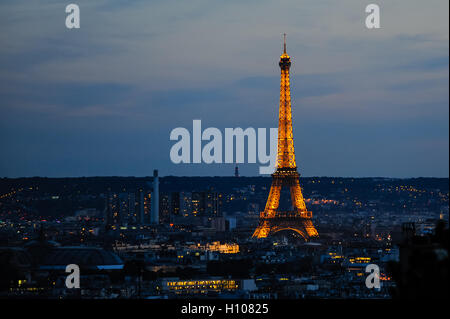 Abend-Blick auf den Eiffelturm von Sacre-Coeur, ein beliebtes Wahrzeichen auf Montmartre, dem höchsten Punkt in Paris, Frankreich. Stockfoto