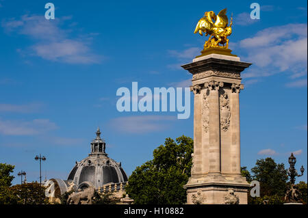 Paris, Frankreich. Blick vom Boot auf der Seine. Der Pont Alexandre III ist eine Bogenbrücke gilt als der am meisten verzierte Brücke in Paris. Grand Palais im Hintergrund. Stockfoto