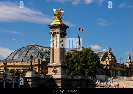 Paris, Frankreich. Blick vom Boot auf der Seine. Der Pont Alexandre III ist eine Bogenbrücke gilt als der am meisten verzierte Brücke in Paris. Grand Palais im Hintergrund. Stockfoto