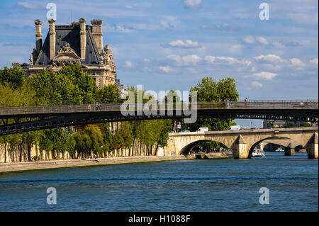 Paris, Frankreich. Blick vom Boot auf der Seine. Ansicht Ost mit Passerelle Léopold-Sédar-Senghor Steg in Richtung Pont Royal und Pavillon de Flore, Teil des Louvre. Stockfoto