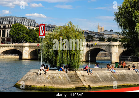 Paris, Frankreich. Blick vom Boot auf der Seine. Saint-Jacques Towerr im Hintergrund. Île De La Cité und Pont Neuf. Stockfoto