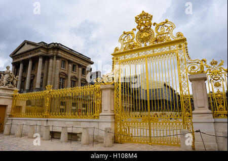 Das Schloss von Versailles oder einfach Versailles ist eine königliche Schloss in der Nähe von Paris, Frankreich. Pavillon Gabriel im Hintergrund. Stockfoto